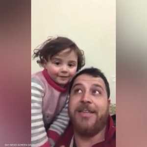 أب سوري يعلم ابنته التعامل مع القذائف