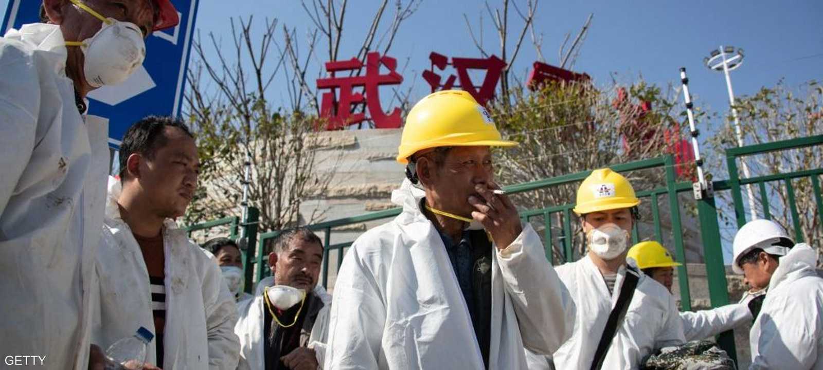 عمال صينيون خلال فترة استراحة