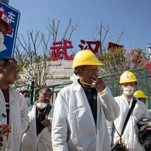 عمال صينيون خلال فترة استراحة