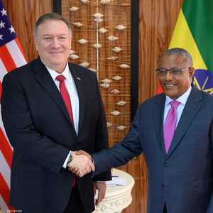 بومبيو مصافحا نظيره الإثيوبي في أديس أبابا
