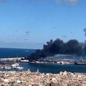 الجيش الليبي يقصف سفينة أسلحة تركية في ميناء طرابلس