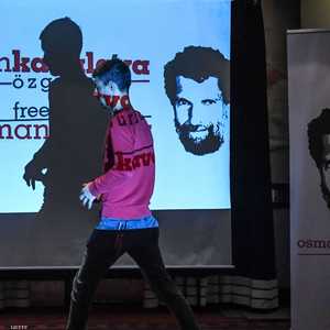 لافتة تطالب بإطلاق سراح عثمان كافالا