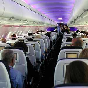 ركاب الطائرة أحيانا يجعلون الرحلة جحيما