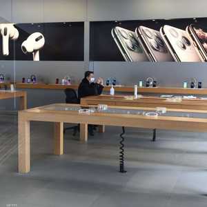 محل آيفون في بكين خال على عروشه