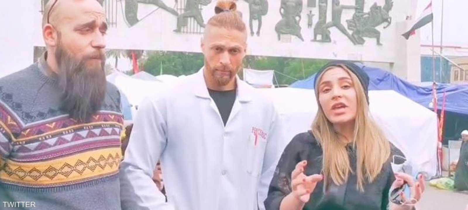 آلاء حسين وشقيقها إبراهيم (وسط)