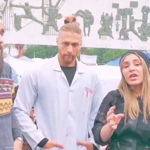 آلاء حسين وشقيقها إبراهيم (وسط)