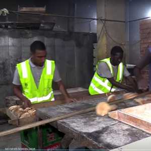 حراس "السترات الصفر" يراقبون عمل المخابز