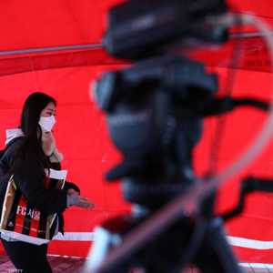 فتاة في العاصمة سول ترتدي كمامة طبية