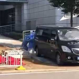 زوجة "بطل كورونا" تنهار وراء جثمان زوجها