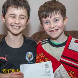 الطفل دارا وشقيقه ديلان بعد تلقيه رسالة كلوب