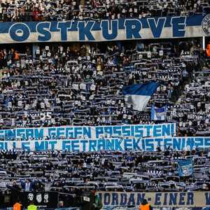 جمهور هيرتا برلين يرفعون لافتة مناهضة للعنصرية