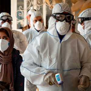 فريق طبي إيراني يفحص المسافرين في معبر حدودي قرب البصرة