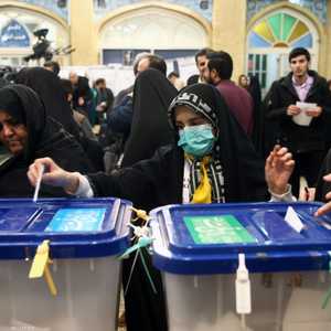 سيدات يدلين بصوتهن في الانتخابات البرلمانية في طهران.