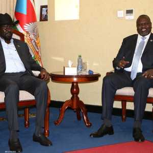 رياك مشار (يمين) وسلفا كير (يسار)