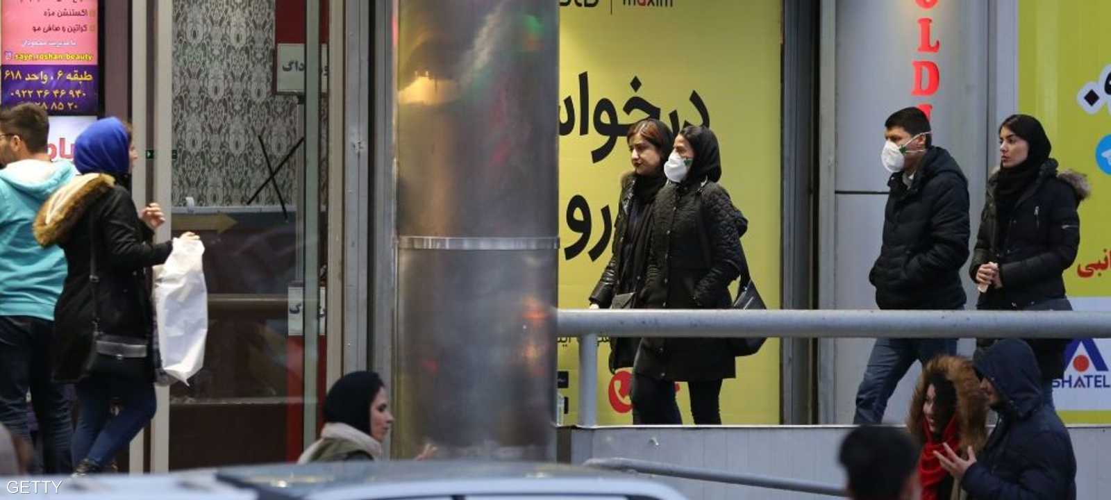 إيرانيون في شوارع طهران بعد اكتشاف حالات كورونا