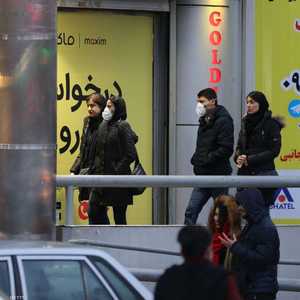 إيرانيون في شوارع طهران بعد اكتشاف حالات كورونا