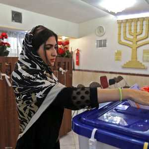 سيدة يهودية من طهران تدلي بصوتها في الانتخابات الإيرانية