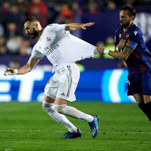 موراليس يحاول عرقلة كريم بنزيمة