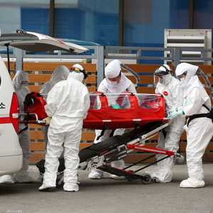 طاقم طبي من كوريا الجنوبية يتعامل مع إحدى الإصابات بكورونا