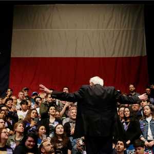 ساندرز أمام أنصاره في إلباسو وعلم ولاية تكساس يظهر خلفهم