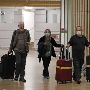 مسافرون يرتدون كمامات طبية في مطار بن غوريون