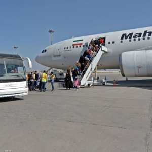 مسافرون قادمون من إيران يصلون مطار النجف العراقي - أرشيفية