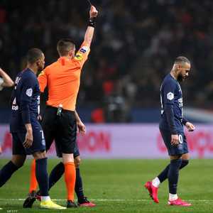 الحكم يشهر البطاقة الحمراء للاعب نيمار