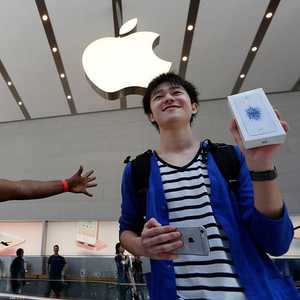 العالم ينتظر آيفون "الرخيص"