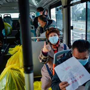 صينيون تعافوا من فيروس كورونا بعد مغادرتهم مستشفى في ووهان