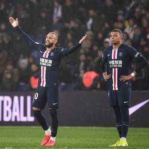 اللافتة حملت أسماء كل من نيمار وسيلفا ومبابي