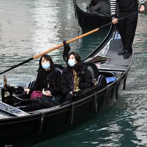 سائحتان في مدينة البندقية الإيطالية ترتديان كمامات صحية