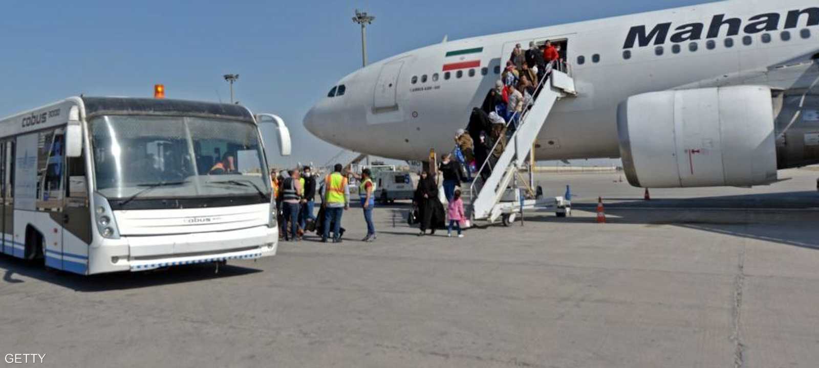 ركاب ينزلون من طائرة إيرانية بعدما حطت في مطار النجف