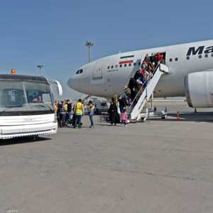 ركاب ينزلون من طائرة إيرانية بعدما حطت في مطار النجف