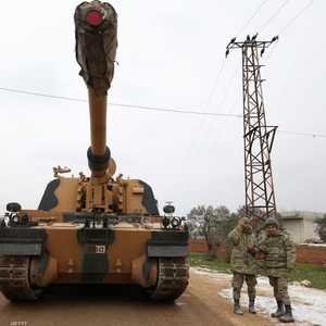 دبابة تركية برفقة جنود أتراك في إدلب بسوريا