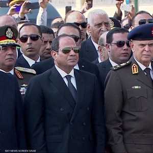 تقدم الرئيس عبد الفتاح السيسي مشيعي الجنازة.