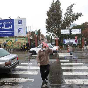 تعد مدينة قم بؤرة الفيروس في إيران.