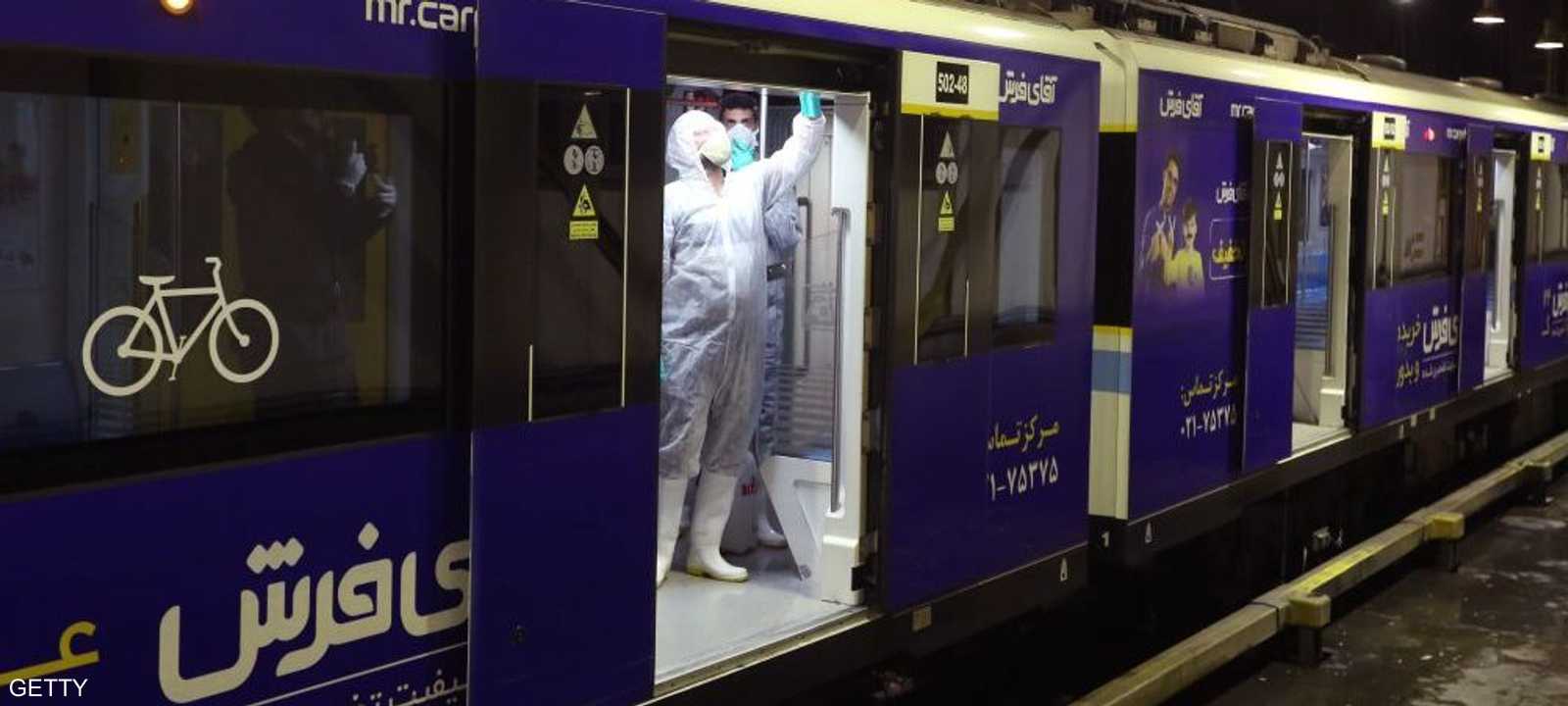 عاملون بالقطاع الصحي في ميترو طهران