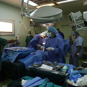 أرشيفية لأطباء في غرفة عمليات