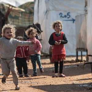 أطفال سوريون في مخيم للاجئين فرب الحدود التركية
