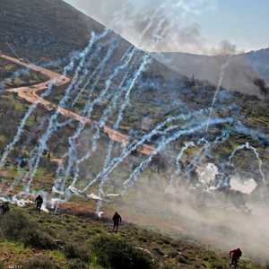 وابل من قنابل الغاز على الفلسطينيين في منطقة بيتا بنابلس