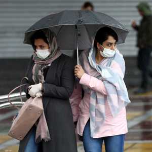 فتاتان ترتديان كمامات صحية في طهران