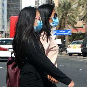 امرأتان في الكويت ترتديان الكمامة خوفا من فيروس كورونا