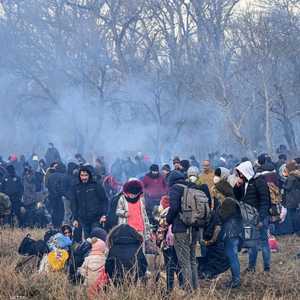 قوات الأمن اليونانية تطلق الغاز المسيل للدموع على مهاجرين