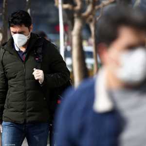 إيرانيان يرتديان أقنعة للوقاية من كورونا المنتشرة في البلاد