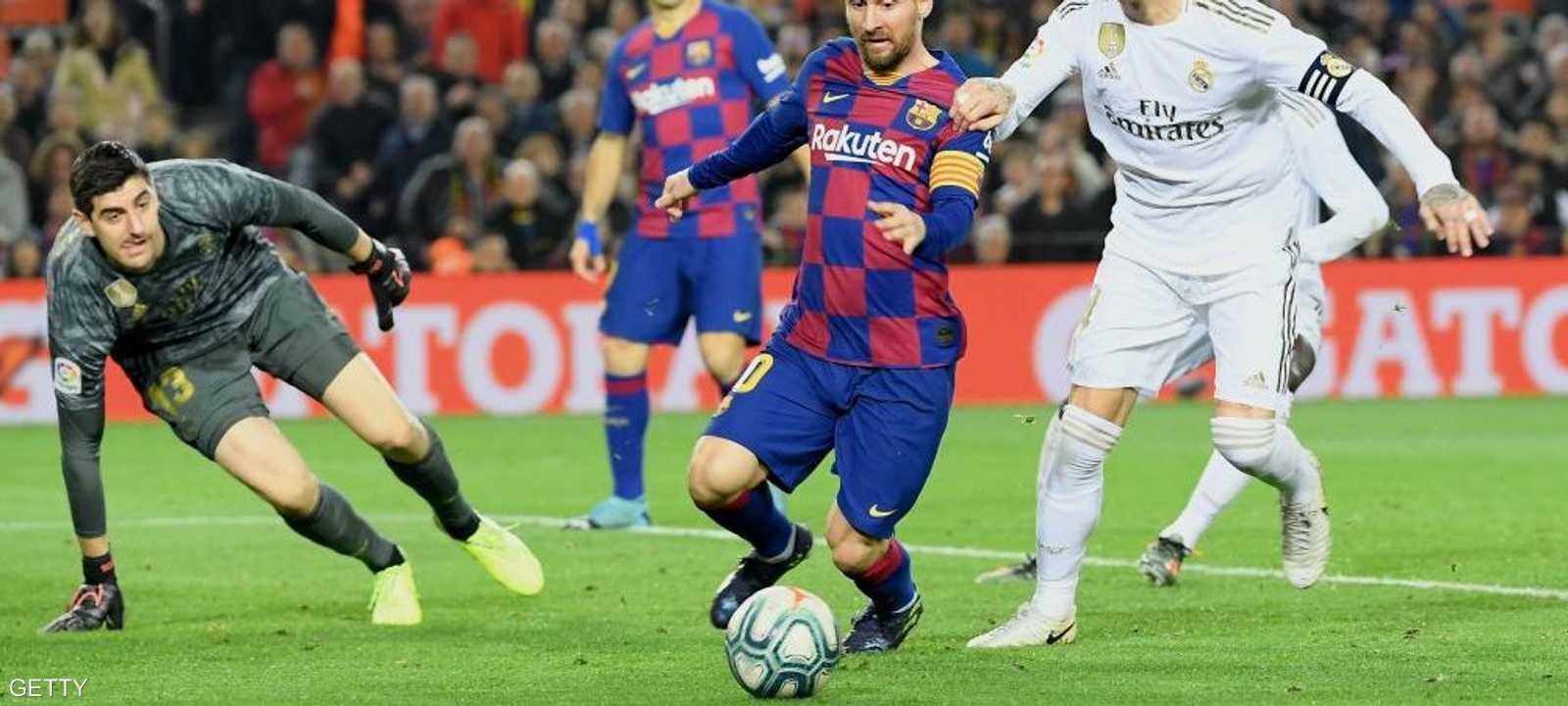 يطمح نادي برشلونة لاستغلال وضع ريال مدريد المتراجع