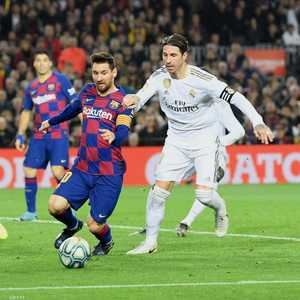 يطمح نادي برشلونة لاستغلال وضع ريال مدريد المتراجع