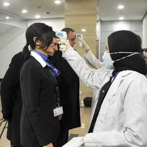 فحص للمسافرين في مطار القاهرة الدولي