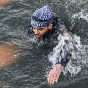 لاجئ سوري يسبح في نهر إيفروس