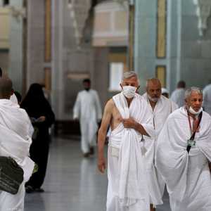 أعلنت السعودية حظر دخول الأجانب إلى المملكة لأغراض العمرة.