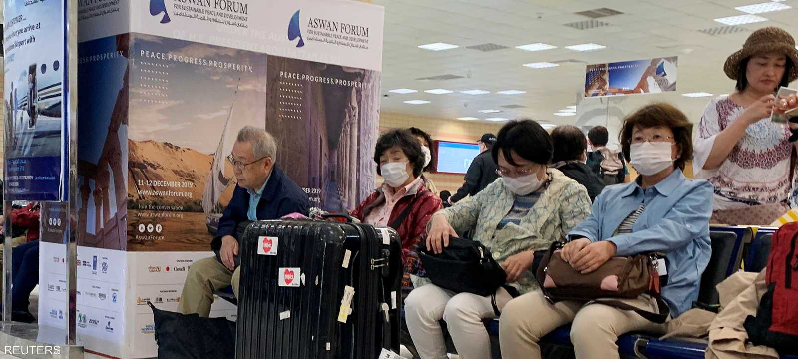 مجموعة من السائحين الصينيين بمطار أسوان الدولي في 18 فبراير.